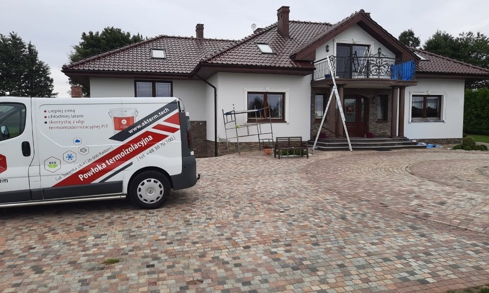 Pomalowana ściana na czarno